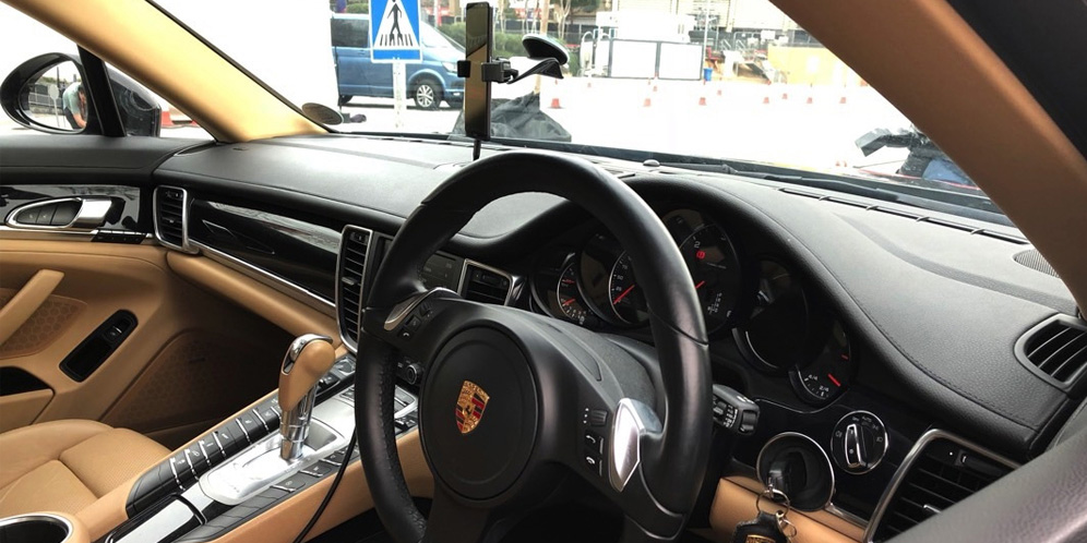 Gokil! Smartphone Ini Bisa Mengendarai Mobil